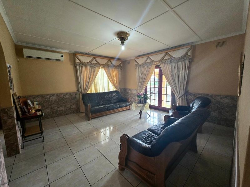 Spacious Four-Bedroom Family Home with potential Flatlet and Scenic Views - Photo 2