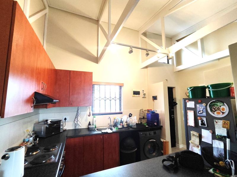 Neat 2 bedroom home in popular security complex - Photo 4