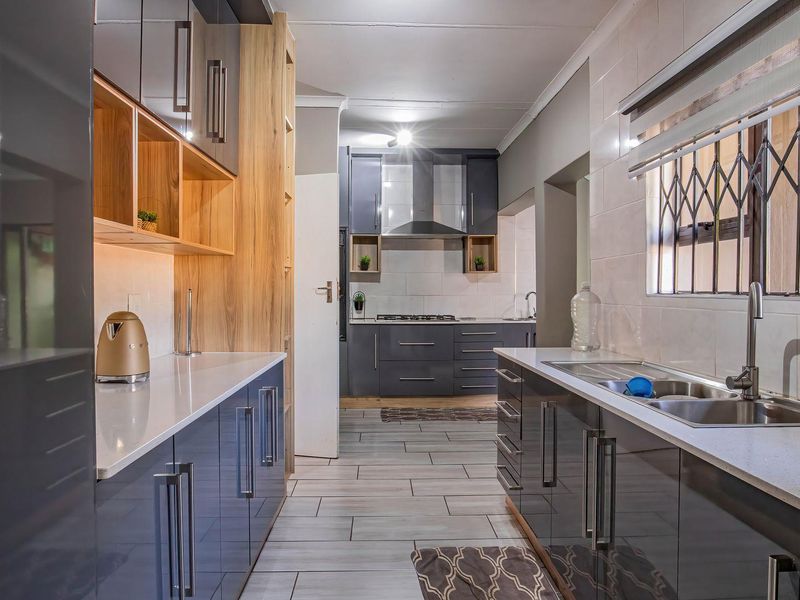 Spacious 3-Bed Home with Pool & Self-Contained Flat! - Photo 6