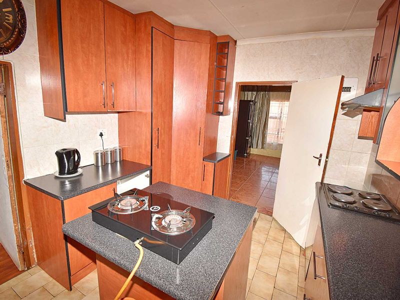 Low maintenance home - Photo 10