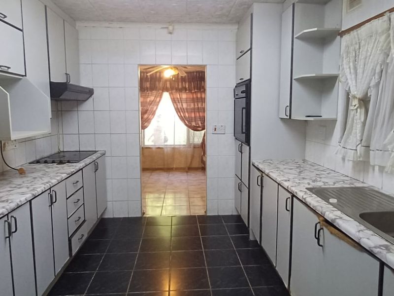 This cozy 3-bedroom home is perfectly located close to Veld en Vlei Primary School - Photo 2