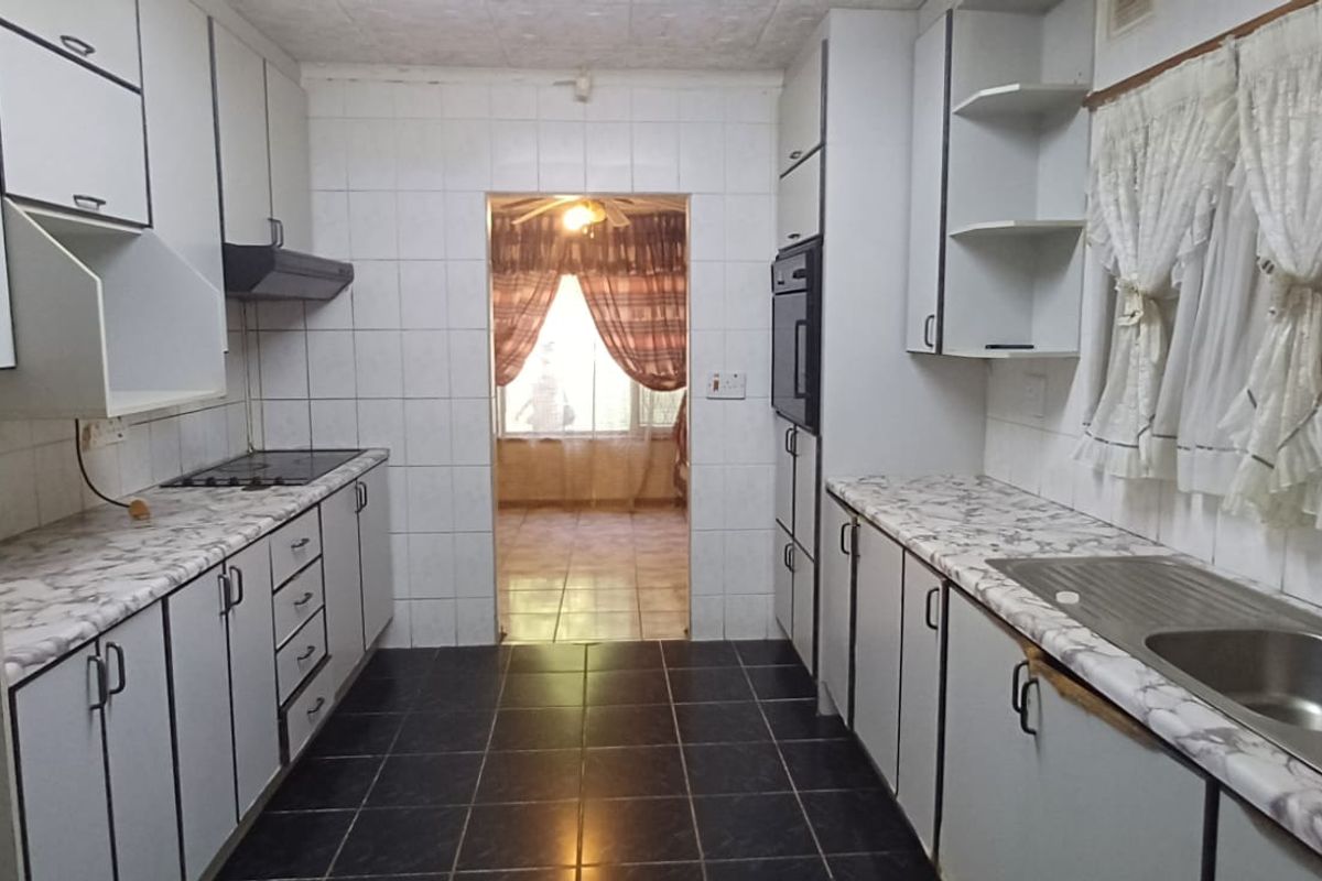 This cozy 3-bedroom home is perfectly located close to Veld en Vlei Primary School - Photo 2