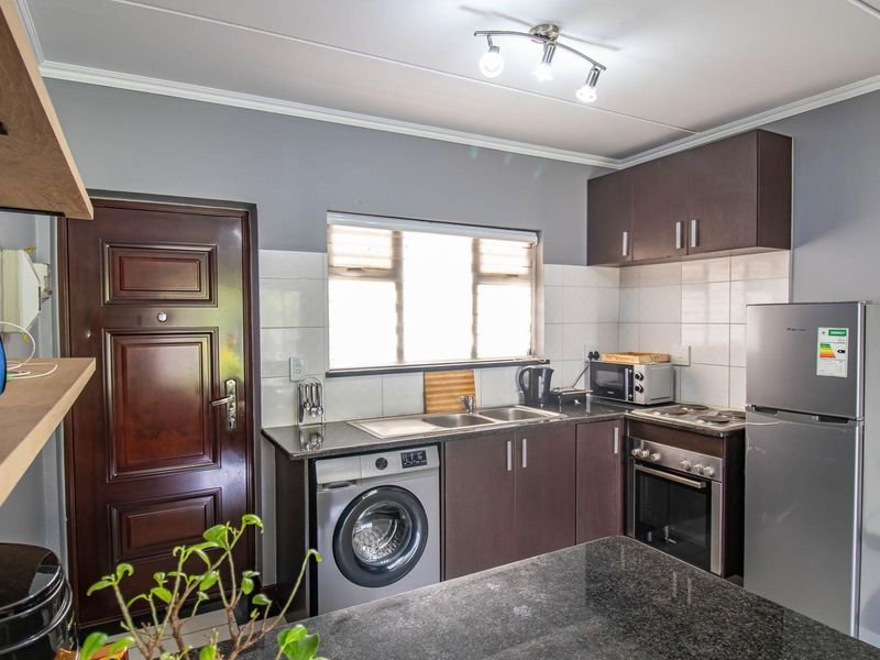 Ideal First Home: Modern 1-Bed in Phoenix View Estate - Photo 3