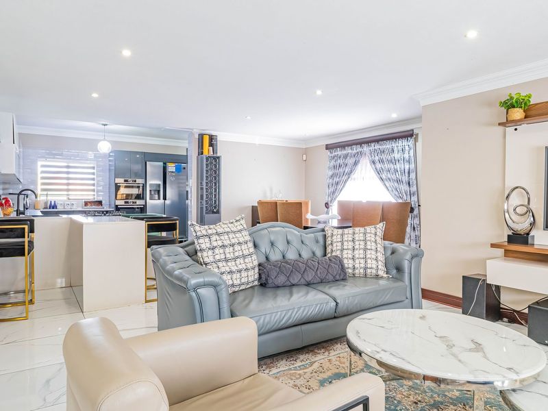 Spacious & Modern Family Home in Amberfield Ridge Estate - Photo 9