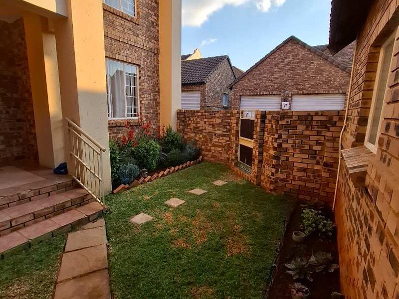 2 Bedroom unit in Olympus, Faerie Glen - Photo 2