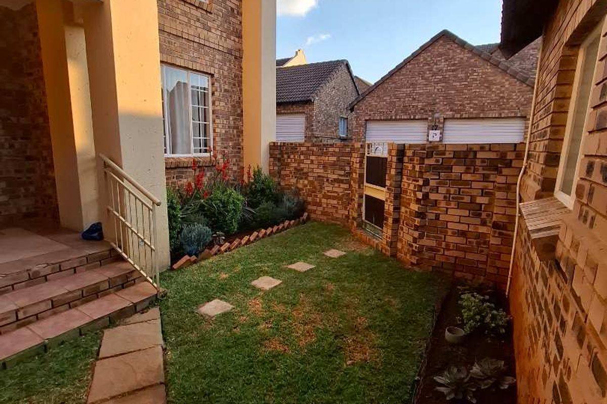 2 Bedroom unit in Olympus, Faerie Glen - Photo 2
