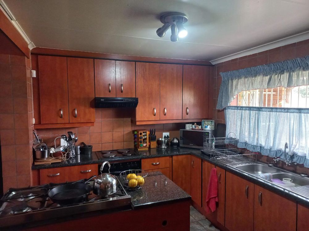 beautiful kitchen with grannite tops