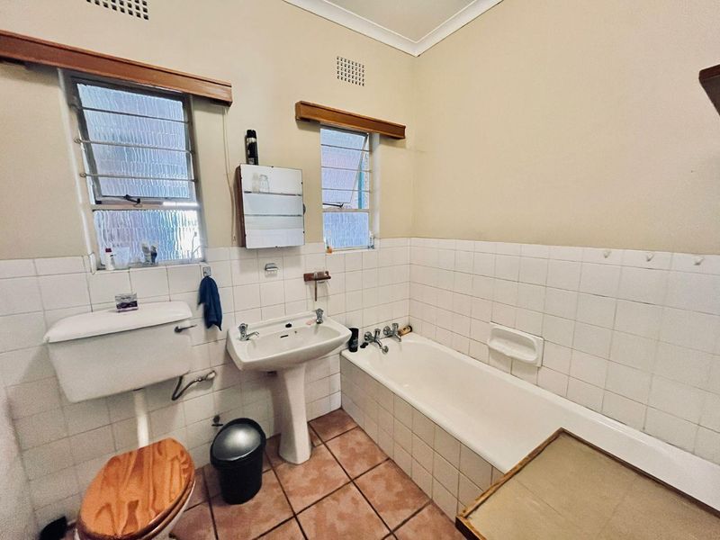 Spacious 5-Bed Home with Multiple En Suites & Garden - Photo 7