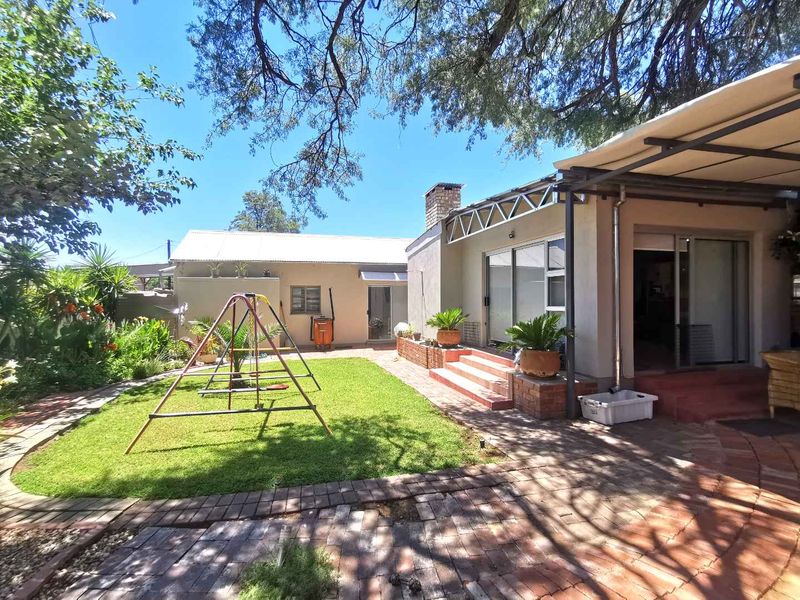 Single levelled House with granny flat for sale in Klein Windhoek - Photo 2