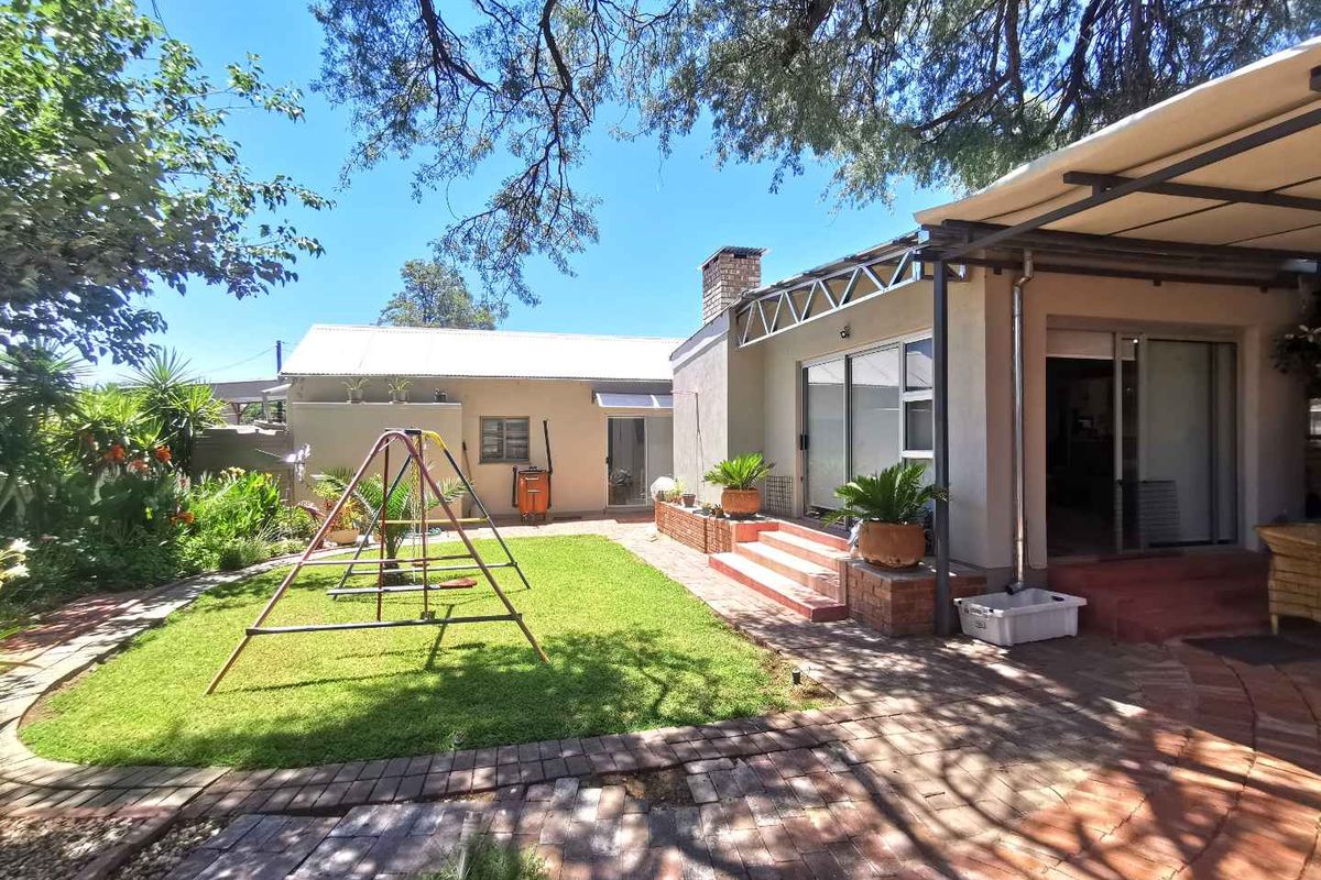 Single levelled House with granny flat for sale in Klein Windhoek - Photo 2