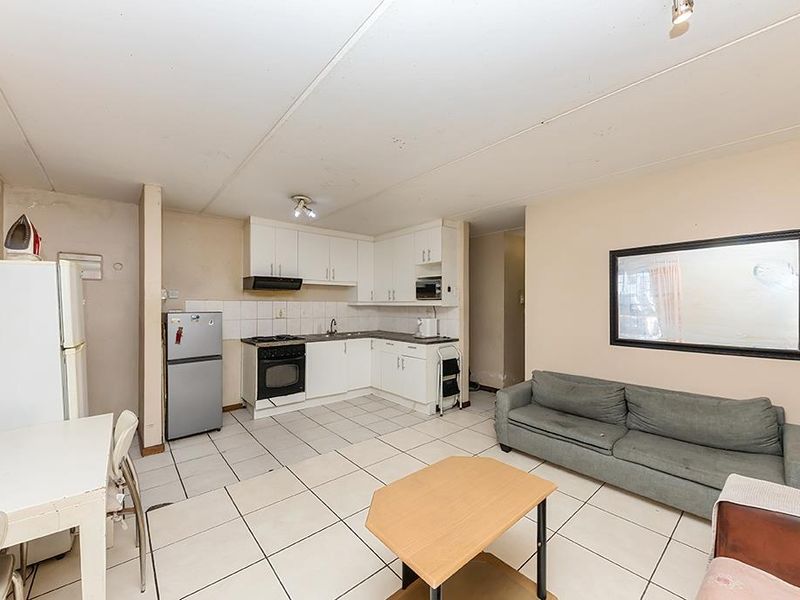 Secure Ground-Floor Apartment with Parking in Prime Location - Photo 5