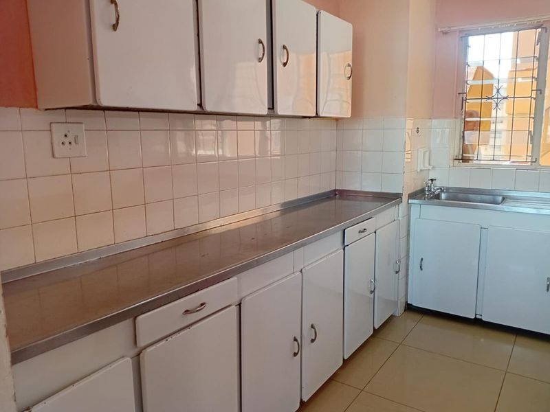 Spacious 2 Bedroom apartment in Durban South Beach, Close to Marine World & Hospitals!!! - Photo 10