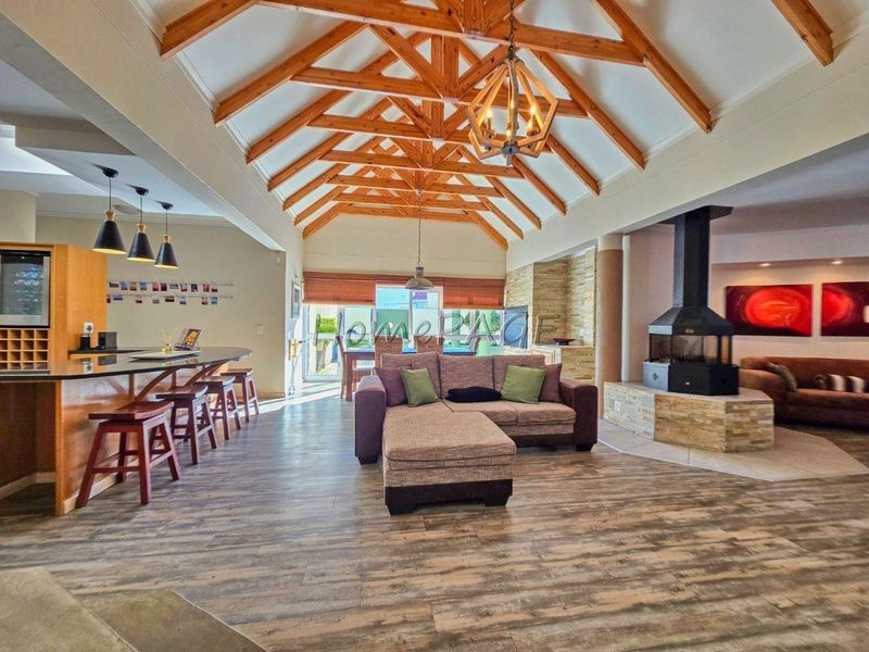 Meersig, Walvis Bay:  BEAUTIFUL, MODERN 5 Bedr home in POPULAR AREA - Photo 9