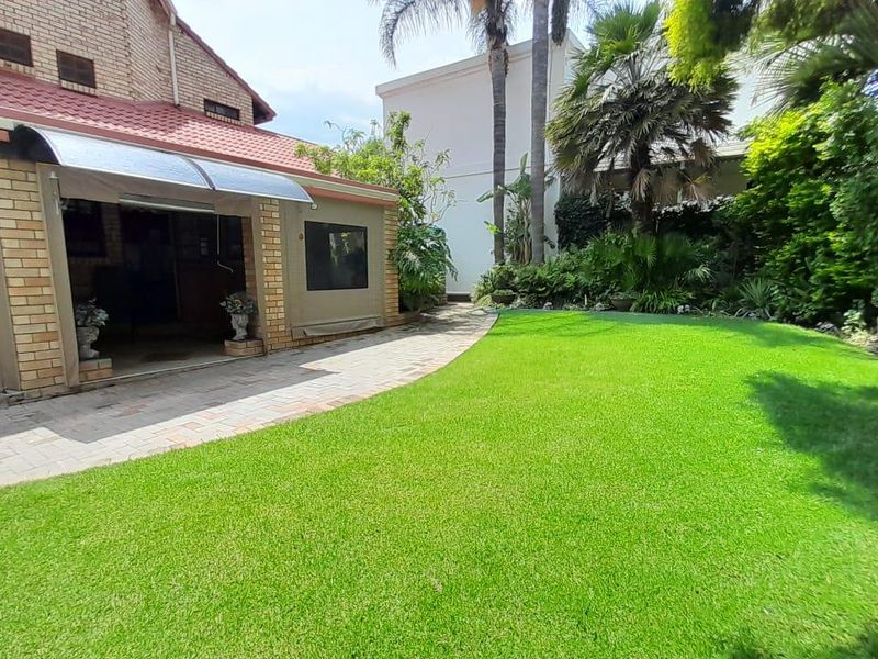 Stunning double story home - Photo 4