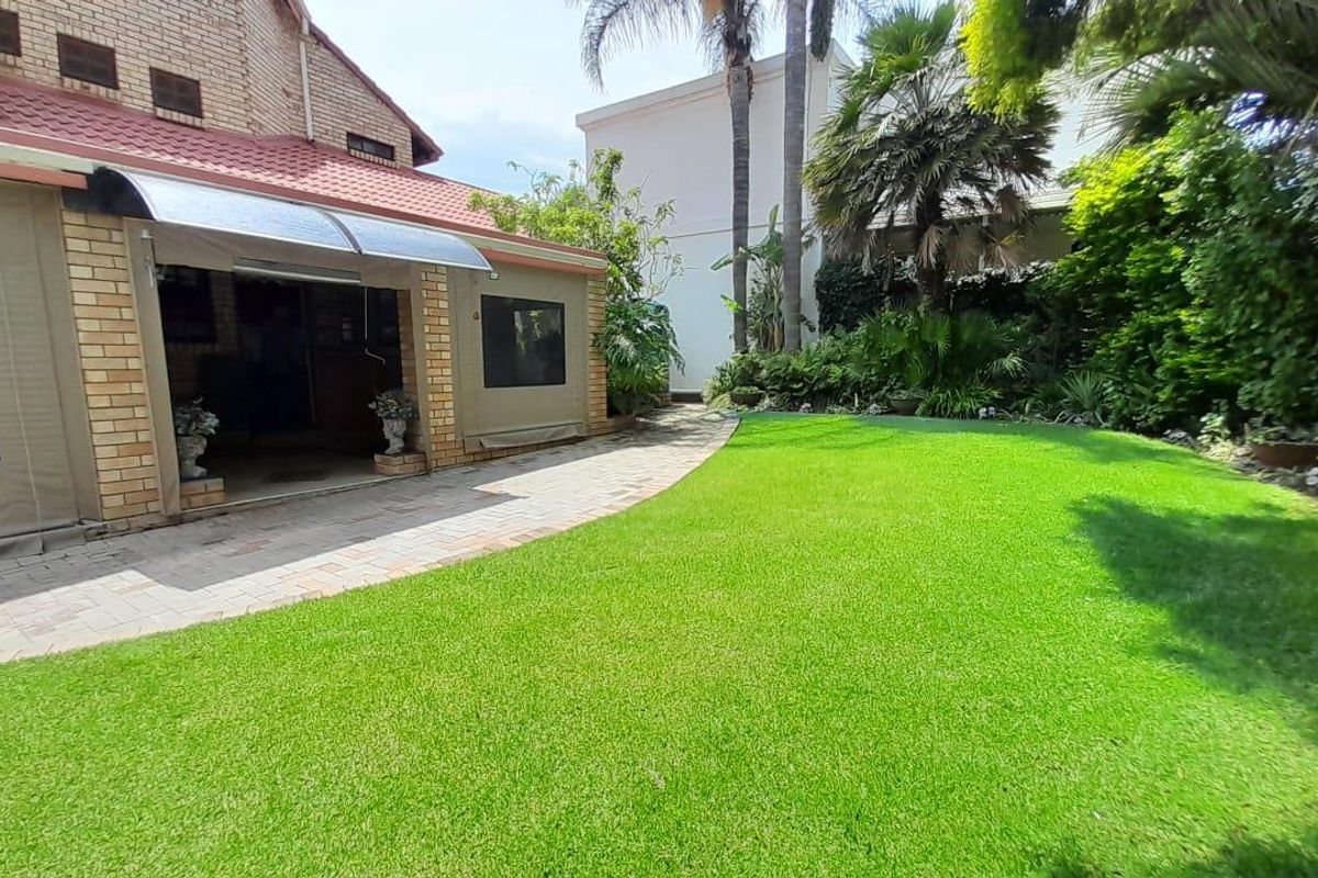 Stunning double story home - Photo 4