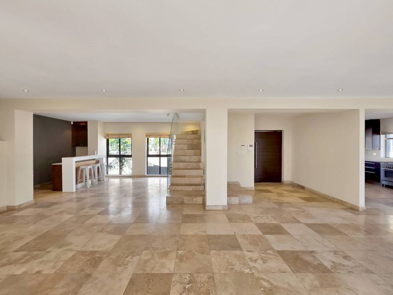 STYLISH LOCK-UP AND GO IN THE HEART OF FRESNAYE - Photo 3