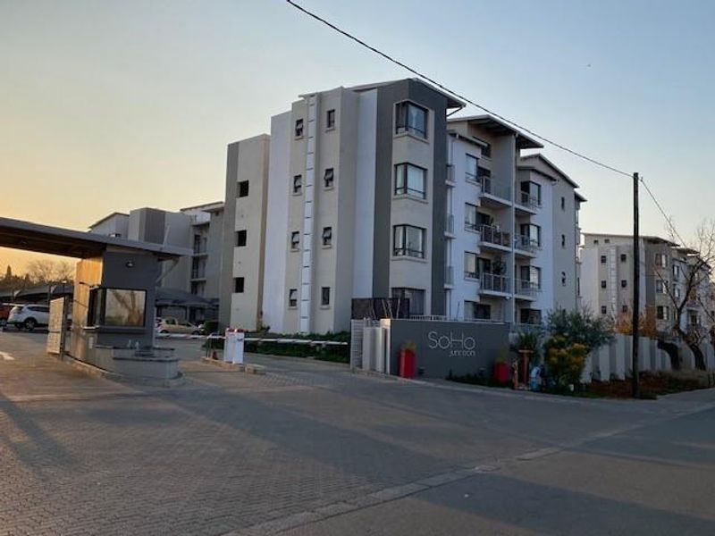 Modern 3-Bedroom Apartment with Balcony in Soho Junction, Broadacres - Photo 1