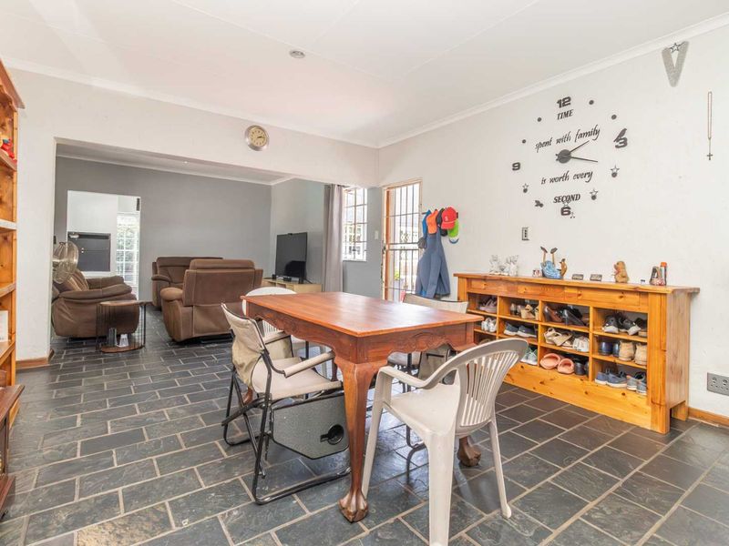 "Eco-Friendly Elegance:  Solar Panels, Inverter and more" - Photo 9