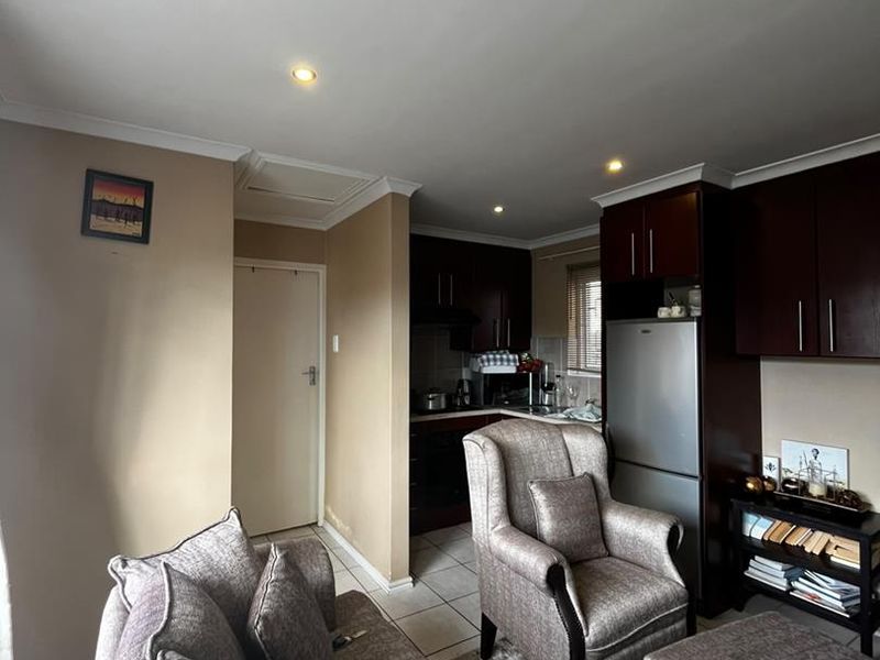 Modern & Secure 2-Bedroom Townhouse for Comfortable Living - Photo 7