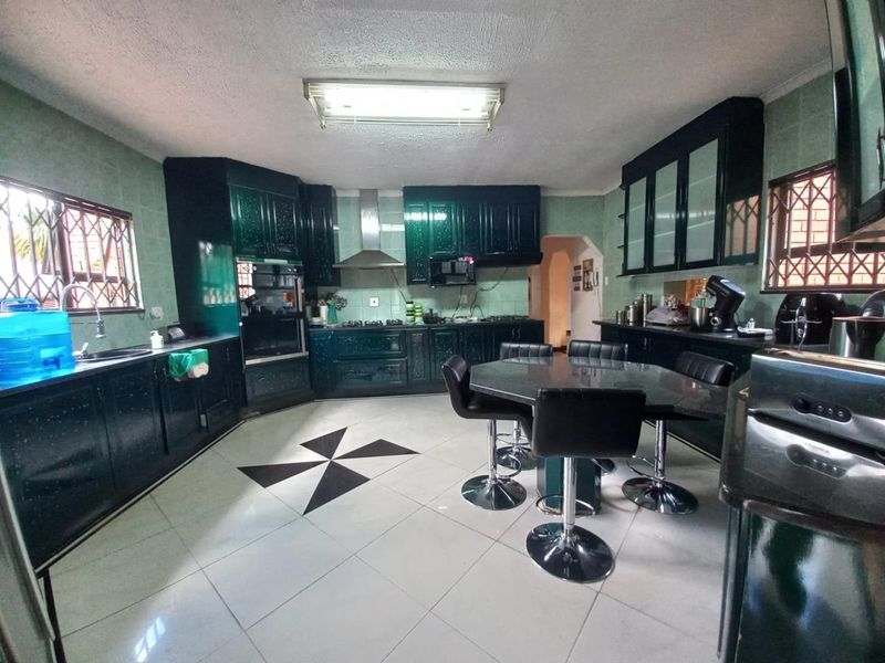 Attention Buyers! Remarkable Property with 4 Bedrooms, Countless Luxuries, and Endless Potential!! - Photo 9