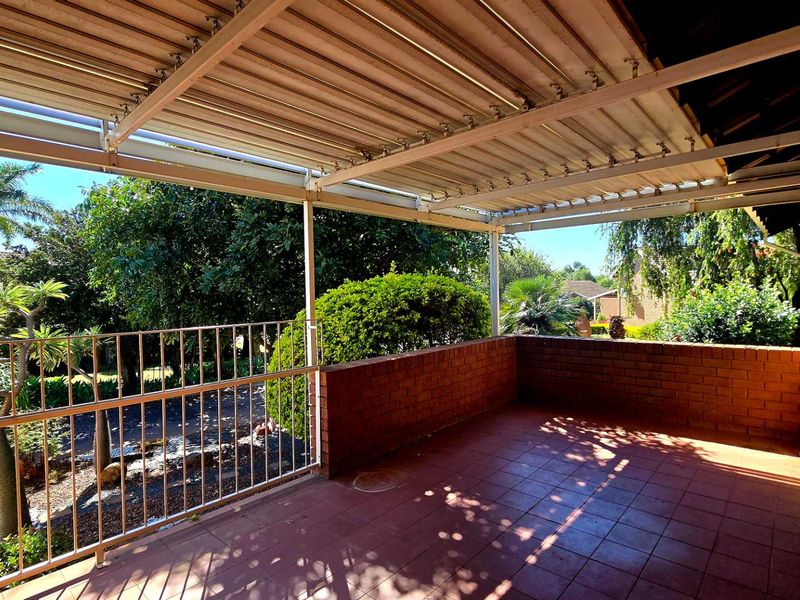 Neat and spa.cious 2 Bedroom Full Title house in Secure Retirement village - Photo 2