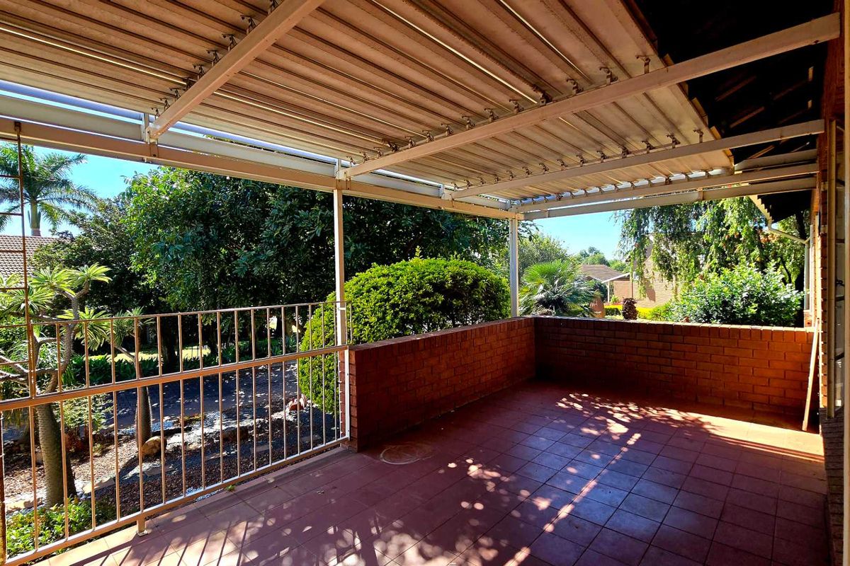Neat and spa.cious 2 Bedroom Full Title house in Secure Retirement village - Photo 2