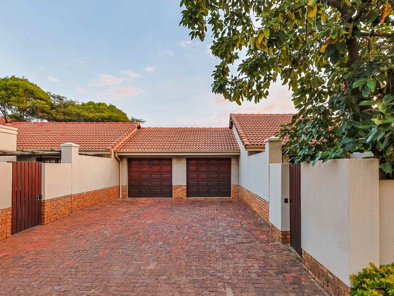Charming 2 Bedroom Townhouse with Private Garden - Photo 2