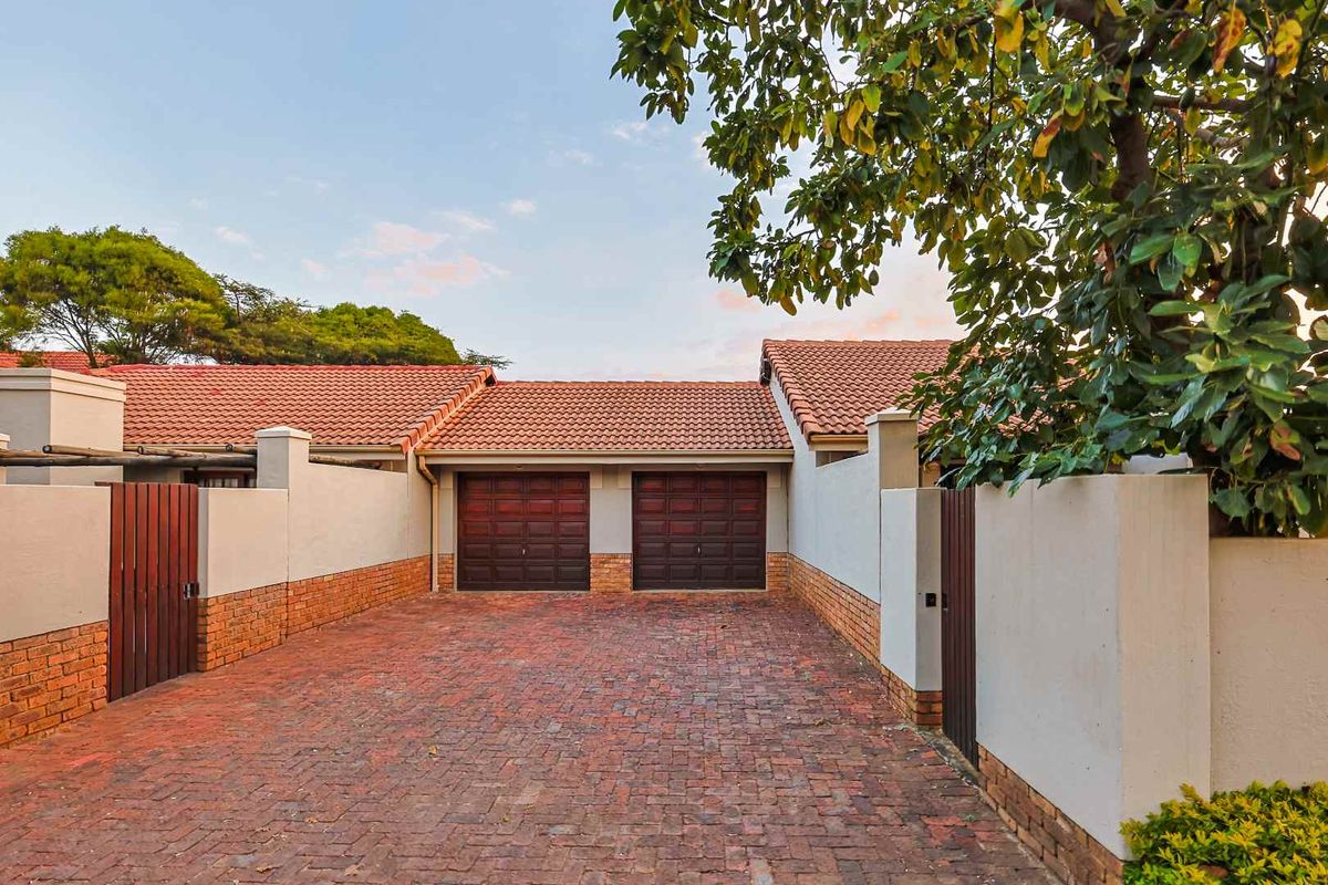 Charming 2 Bedroom Townhouse with Private Garden - Photo 2