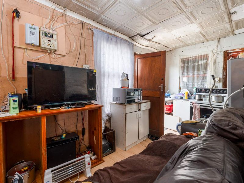 2-Bedroom Fixer-Upper in Hibiscus Close, Ocean View - Photo 4