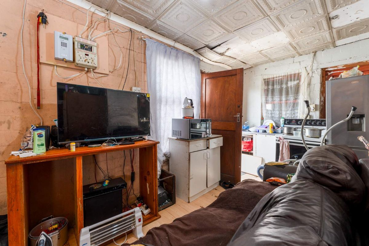 2-Bedroom Fixer-Upper in Hibiscus Close, Ocean View - Photo 4