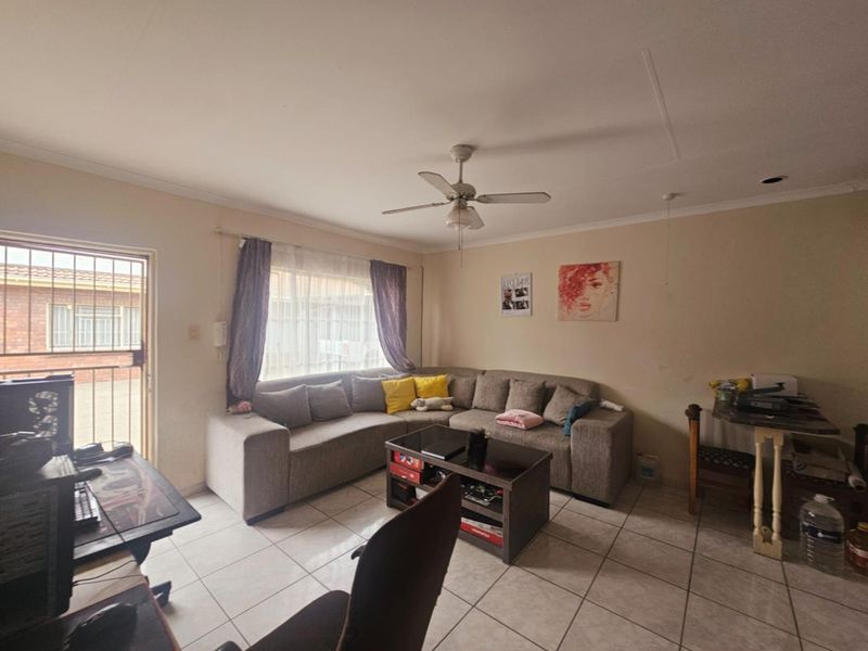 **Charming 2-Bedroom Facebrick Townhouse for Sale** - Photo 2