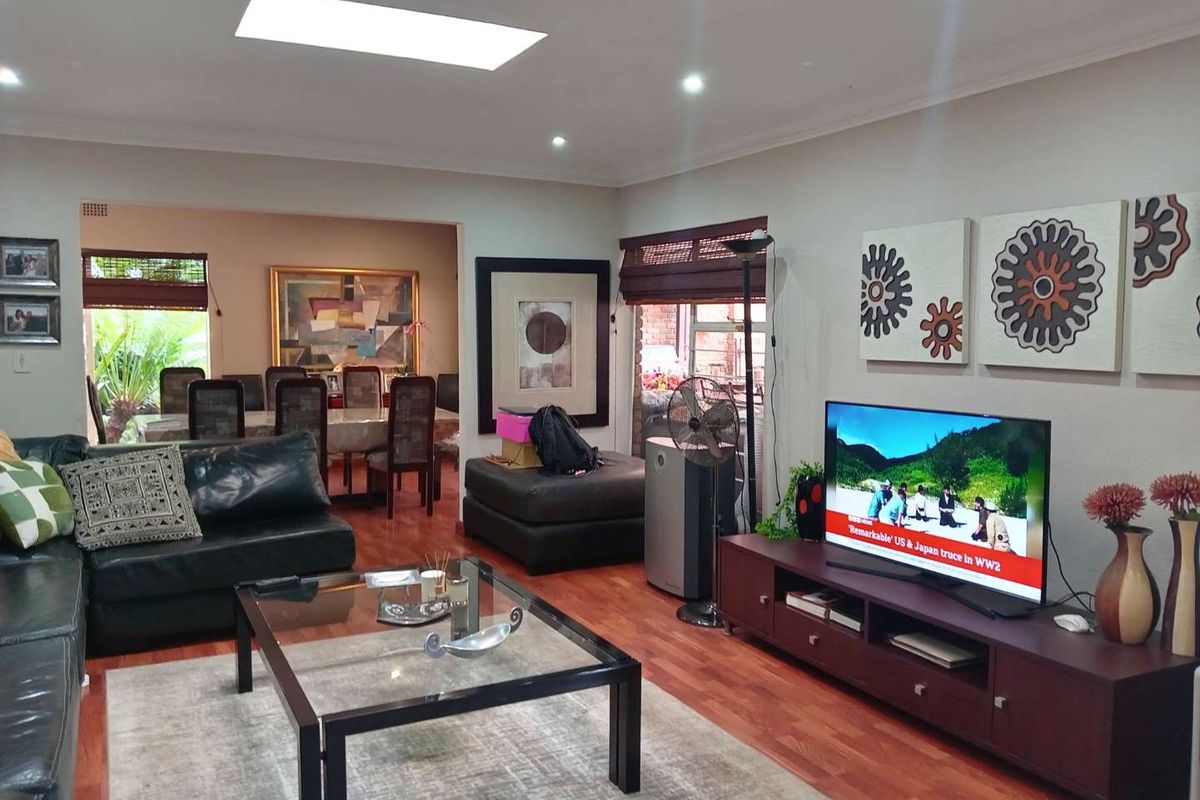 Your Dream Family Home In Bruma's Premier Boomed Enclave! - Photo 4