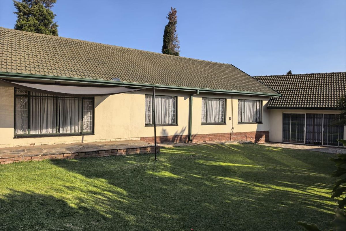 Spacious Double-Storey Family Home with Flatlet and Pool - Photo 2