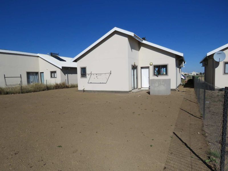 Spacious 3-Bed Family Home with Modern Kitchen & Solar Geyser - Photo 2