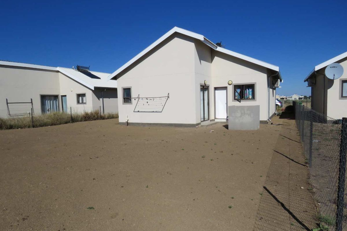 Spacious 3-Bed Family Home with Modern Kitchen & Solar Geyser - Photo 2