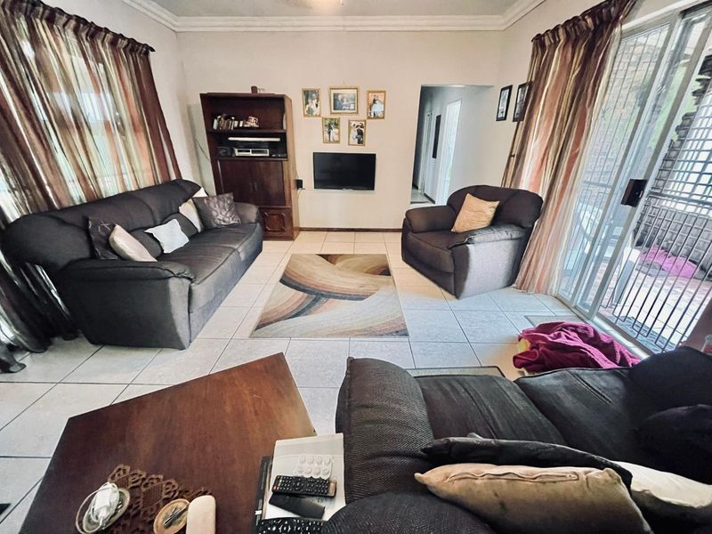 Sunward Park Oasis in The village : Spacious 4-Bed Home with Pool & Garden" - Photo 4