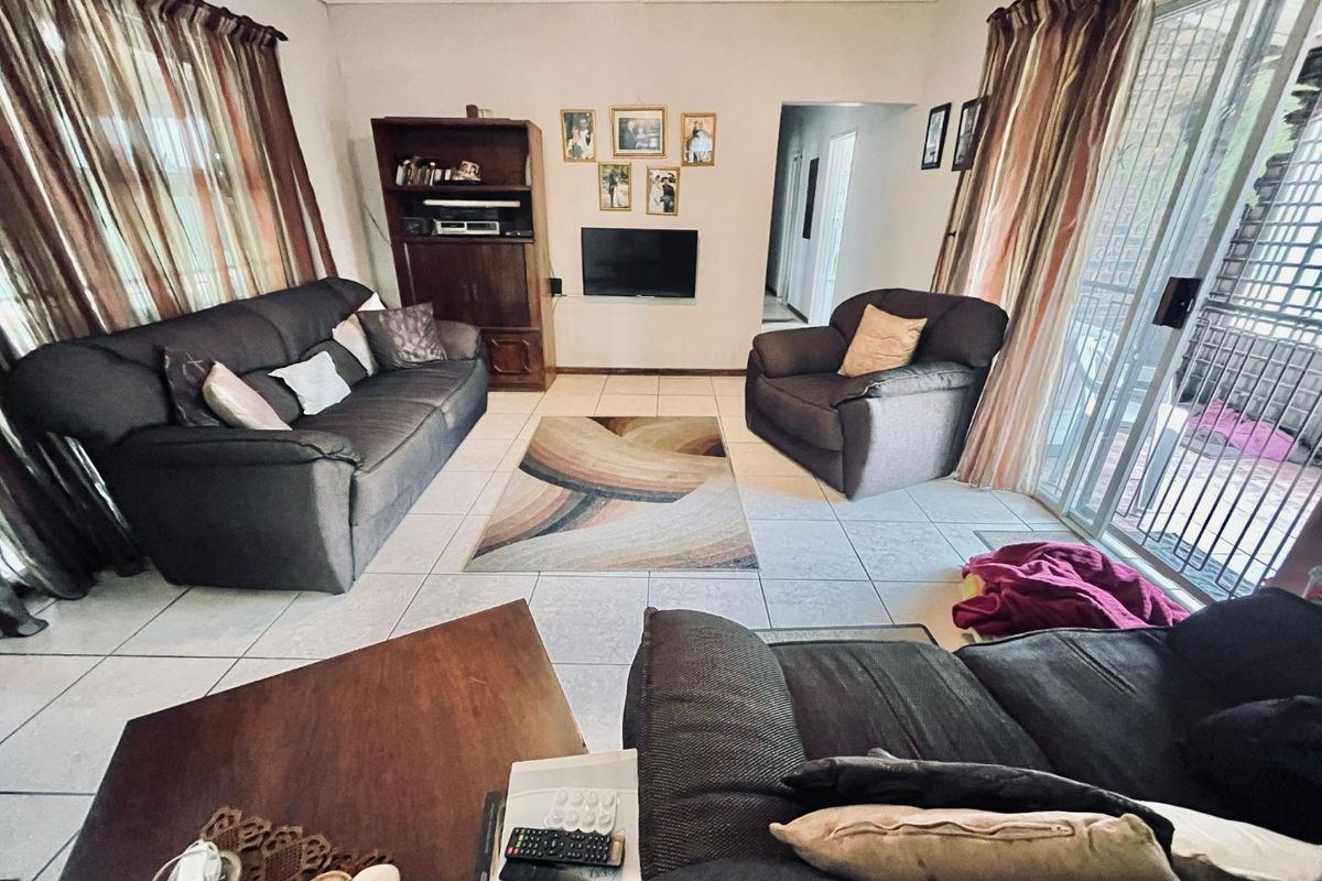 Sunward Park Oasis in The village : Spacious 4-Bed Home with Pool & Garden" - Photo 4