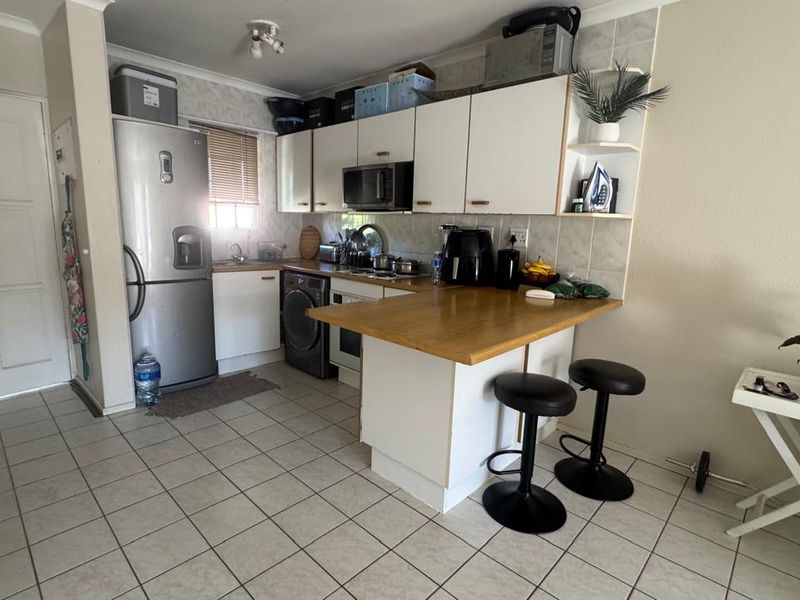 Great Location! Near The Glen & Comaro View, Pool Included - Photo 6