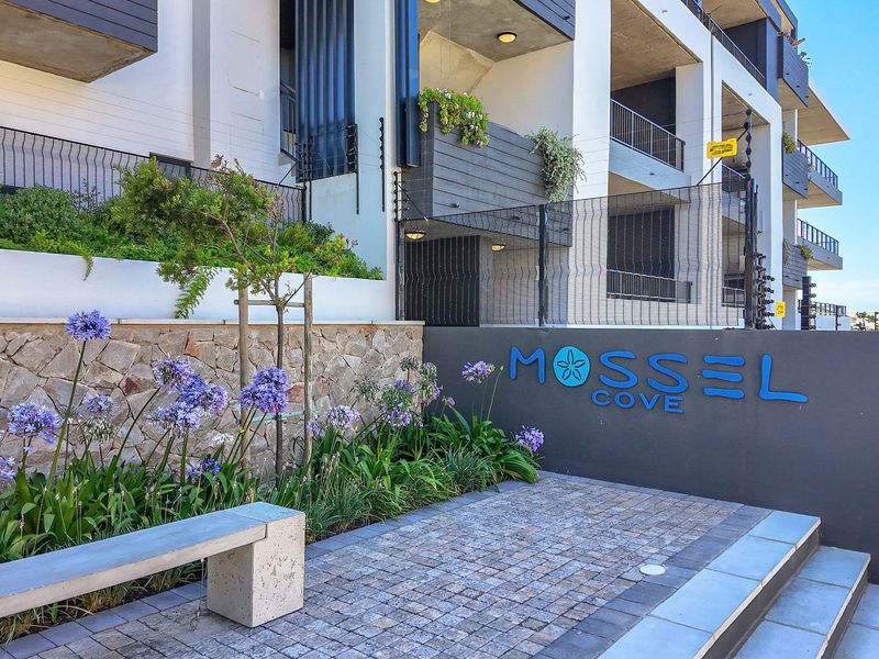 Prime Coastal Investment: Fully Furnished Apartment with Sea Views - Price Includes VAT - No Transfer Duty - Photo 6