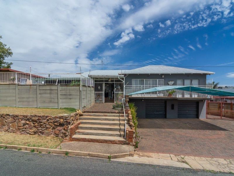 Expansive living, perfect for family and friends. - Photo 2