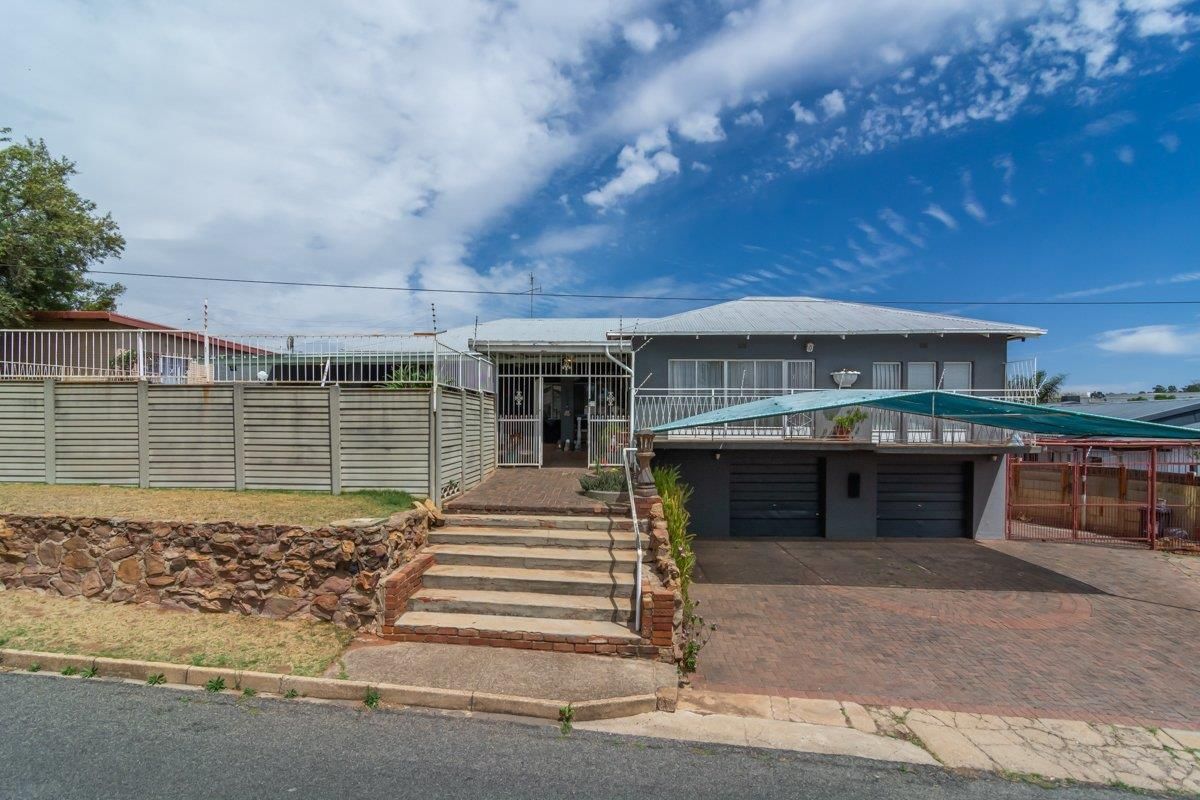 Expansive living, perfect for family and friends. - Photo 2