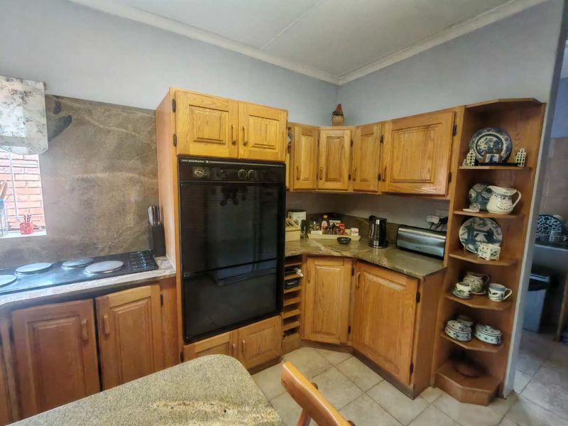 EXCLUSIVE MANDATE - LOVELY NEAT FAMILY HOME IN BOOMED OFF AREA - Photo 8