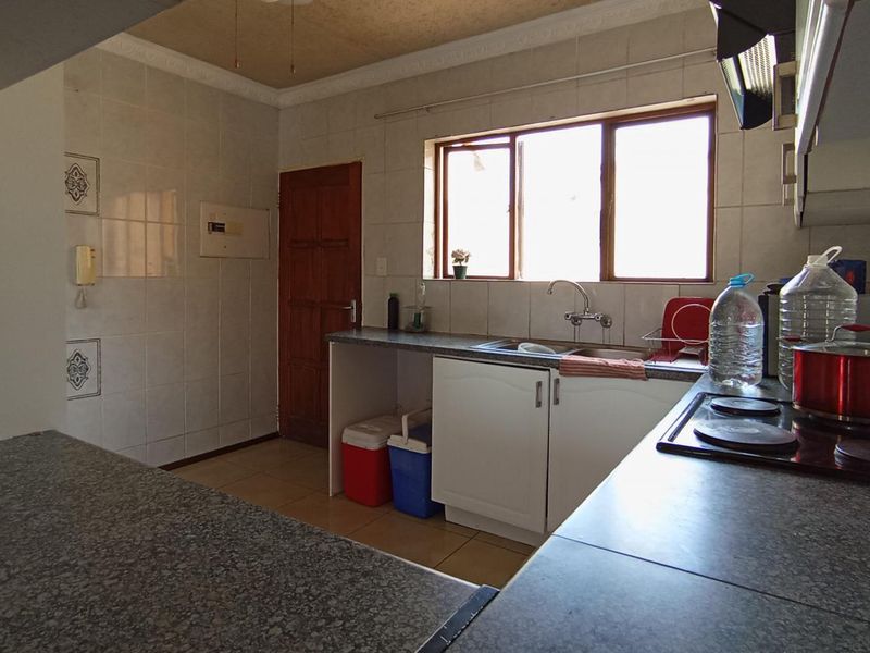 **Charming 2-Bedroom Apartment for Sale in Mondeor** - Photo 5