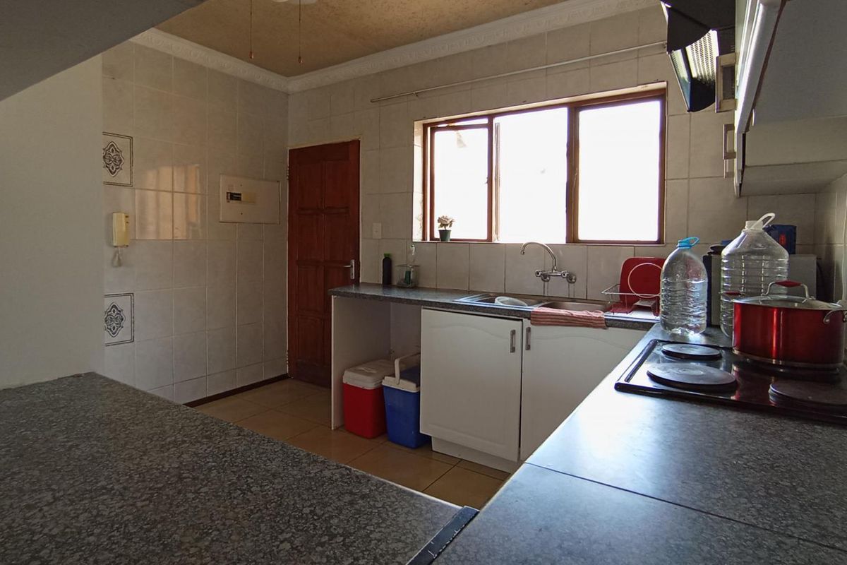 **Charming 2-Bedroom Apartment for Sale in Mondeor** - Photo 5