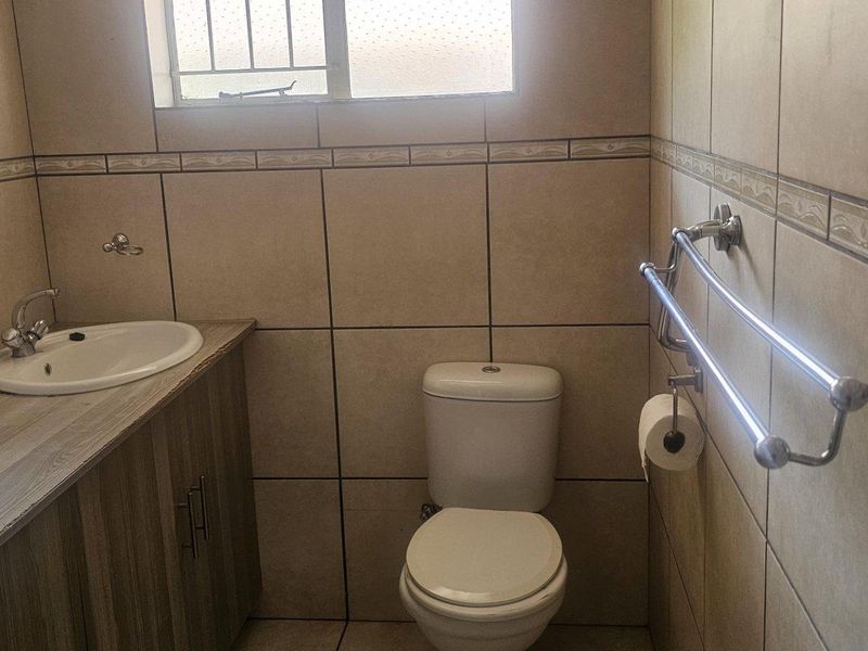 3 bedroom apartment for sale in elandsrand - Photo 9