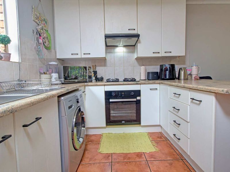 Perfect Blend of Style and Accessibility! - Photo 4