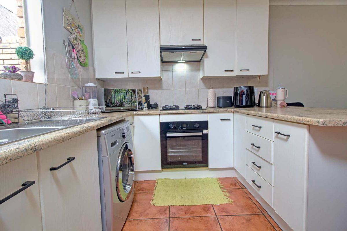 Perfect Blend of Style and Accessibility! - Photo 4