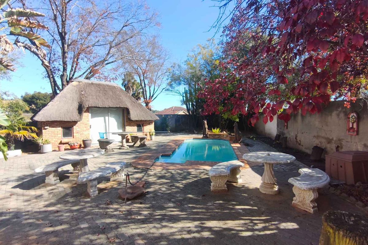 10 room rental investment property for sale in Turf Club, Johannesburg south - Photo 2
