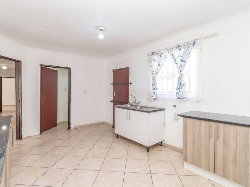 4 Bedroom House for Sale in Cosmo City - Photo 9