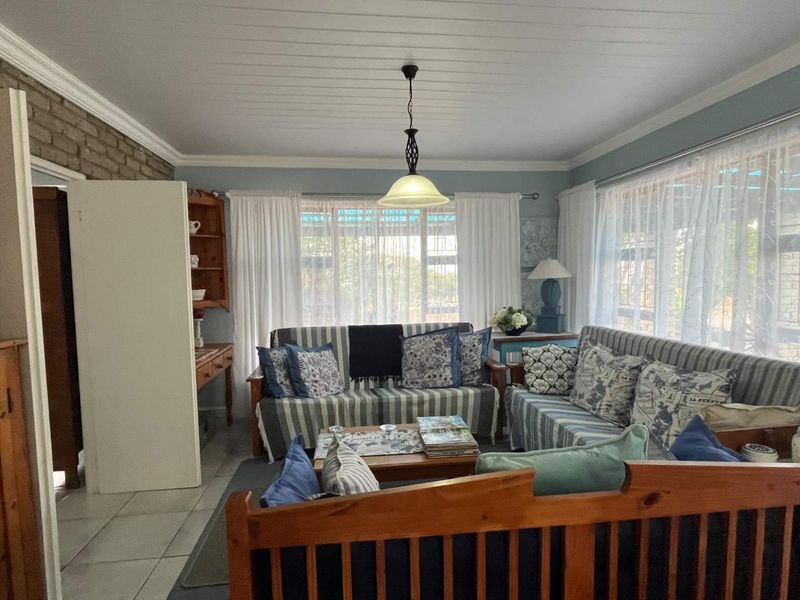 Stunning Views & Ample Space in This Warm Family Residence - Photo 8